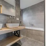Modern In With Pond View Nr 670 Дом отдыха
