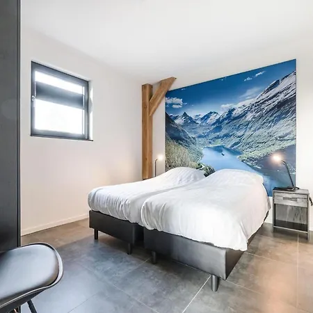 Nyaraló Modern In With Pond View *